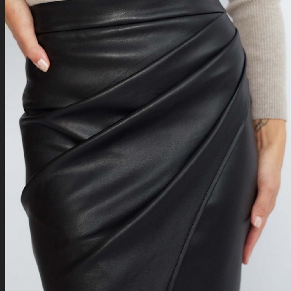 Pleatedsplit leather skirt